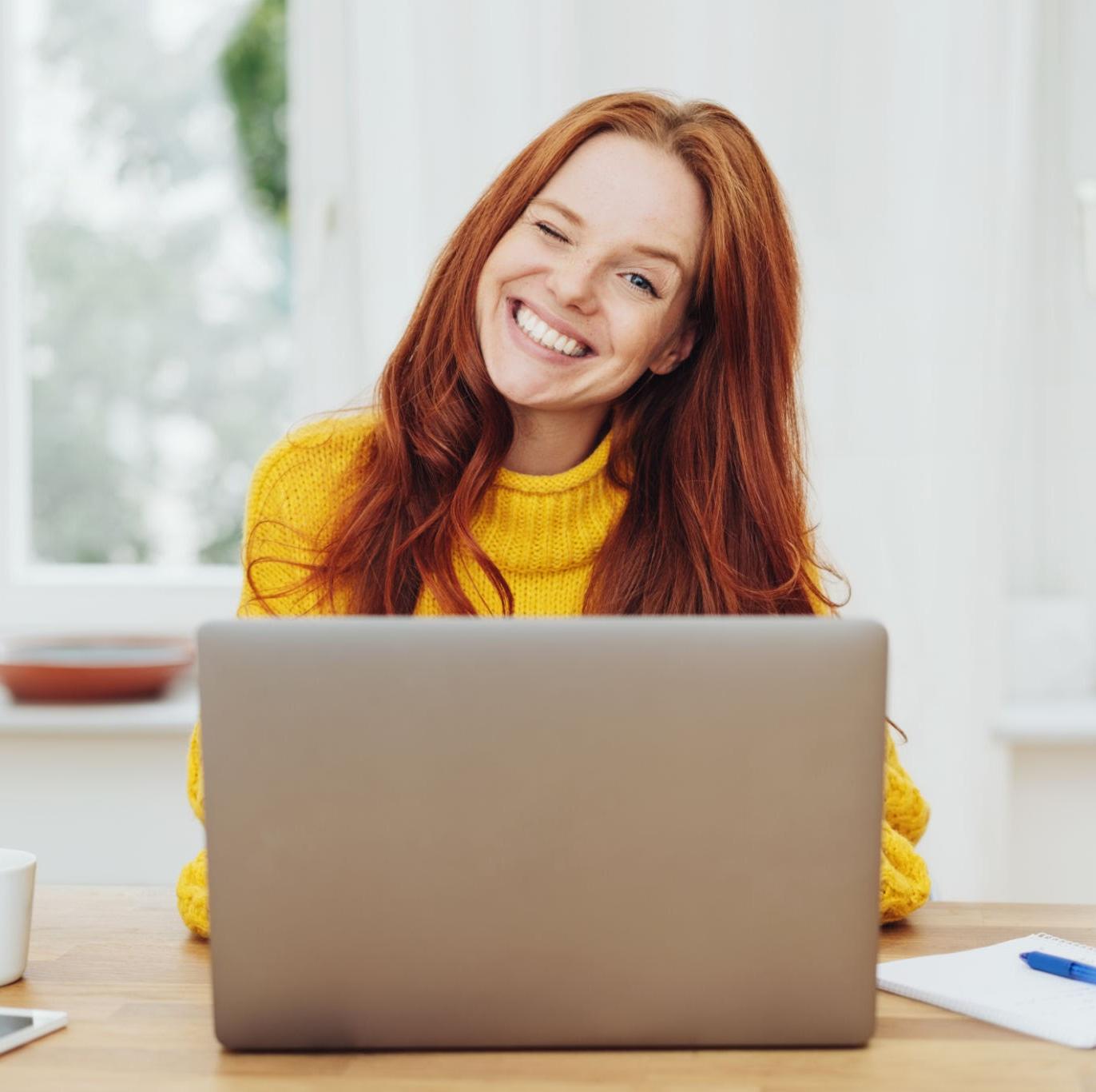 Lehrkraft im Online-Unterricht am Laptop