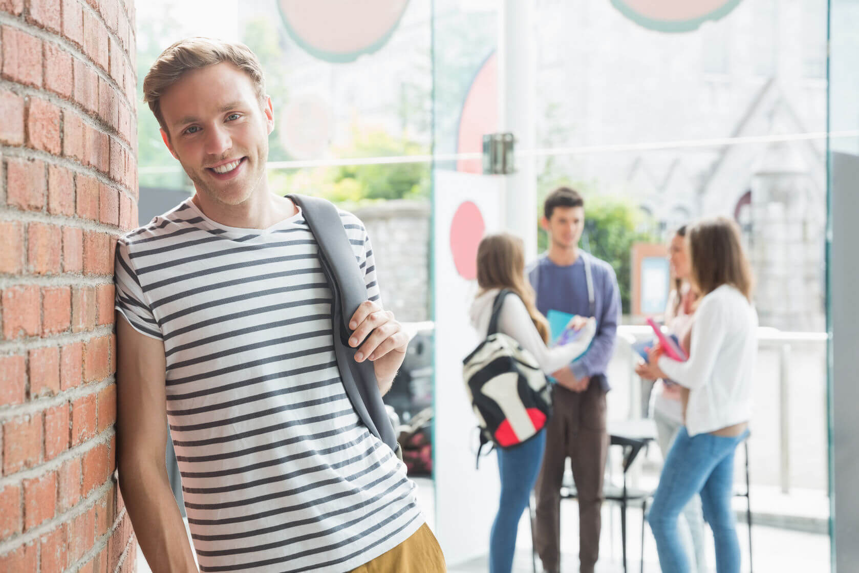 Student mit Unterlagen zur Abitur-Vorbereitung