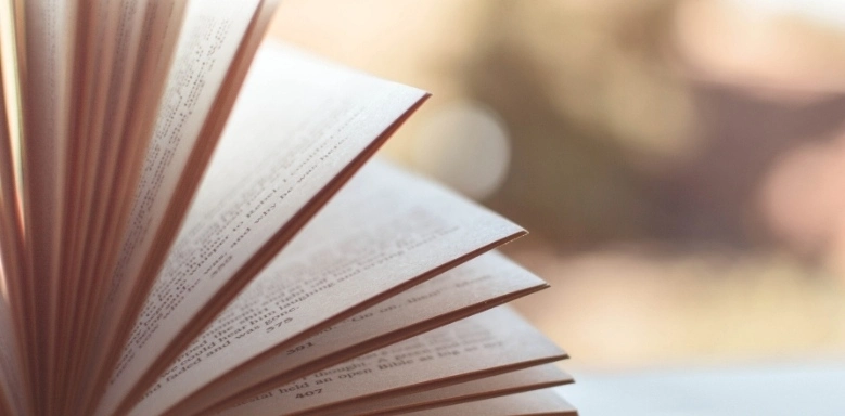 Aufgeschlagenes Buch mit Gedichten in der Natur