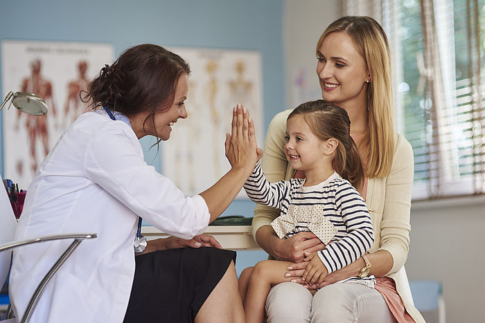 Kleines Mädchen mit Mutter beim Arzt