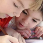 Zwei Kinder schreiben etwas