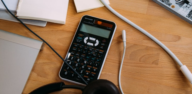 Taschenrechner auf dem Schreibtisch