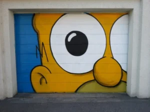 Homer Simpsons Gesicht mit Fokus auf das rechte Auge auf einer Garagenwand