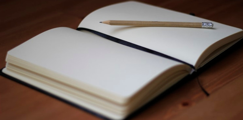 Bleistift auf einen Notizbuch