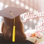 Glückwünsche zum Bachelor Titelbild. Eine graduierte Frau streckt ihre Faust siegreich zum Himmel.