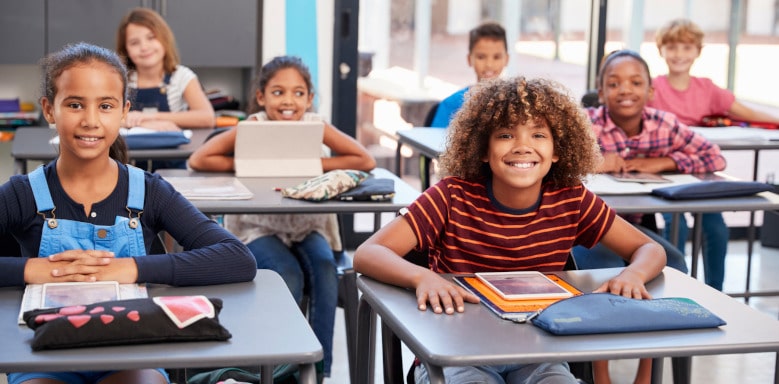 Schüler sitzen an ihren Tischen