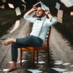 Unterlagen fliegen um einen Mann, der auf einem Stuhl sitzt