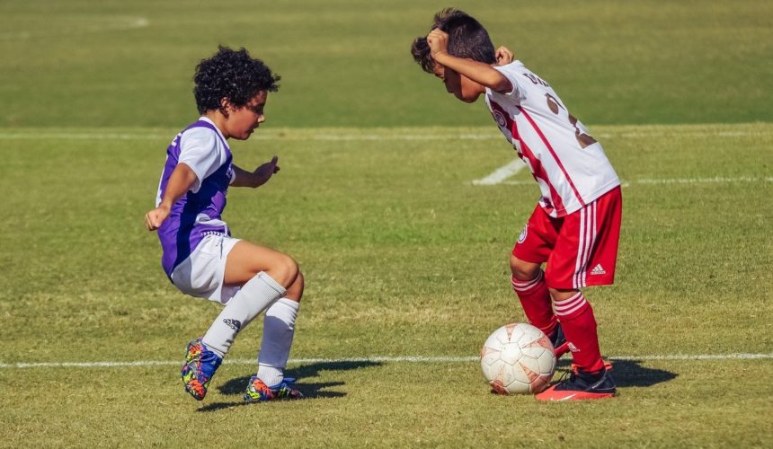 Zwei Jungen spielen Fußball