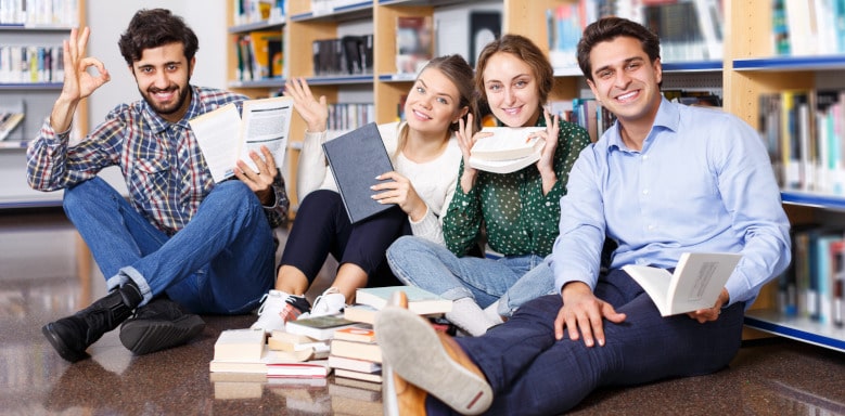 Studenten in der Bibliothek