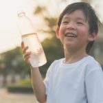 Kind mit Trinkflasche
