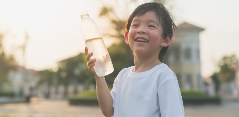 Kind mit Trinkflasche