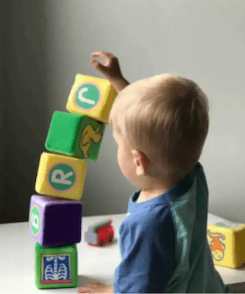 Erziehungsstile-Kind-spielt-alleine