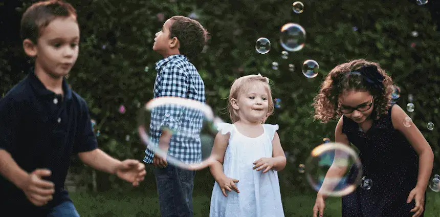 Erziehungsstile-Kinder-mit-Seifenblasen
