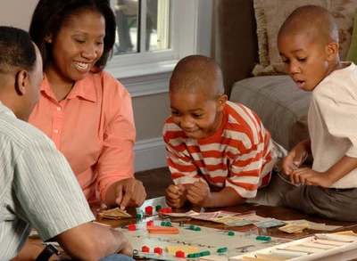 Quizfragen glückliche Familie am spielen