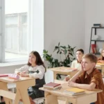 Bild eines Lehrers der vor einer Schulkasse steht