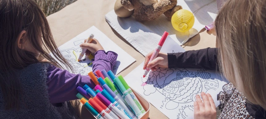 Bild von zwei Mädchen die Mandalas malen