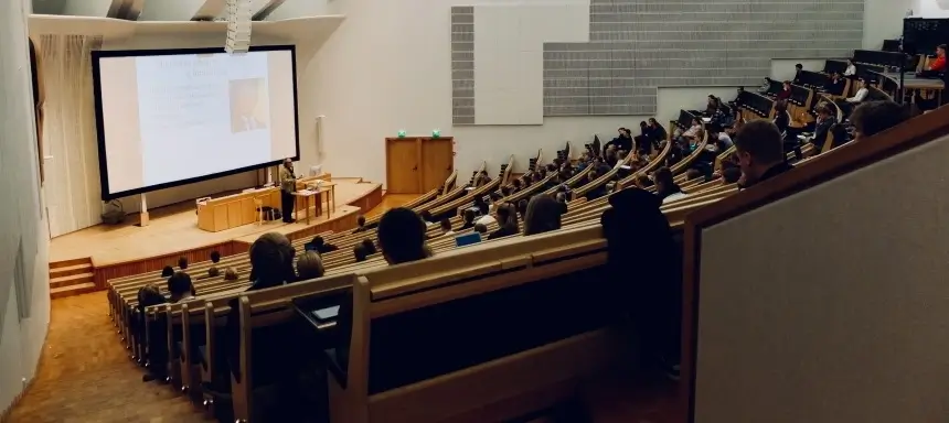 Studenten in der Universität brauchen Federmäppchen