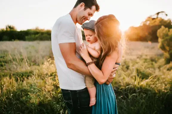 Familienfoto mit Sonnenlicht