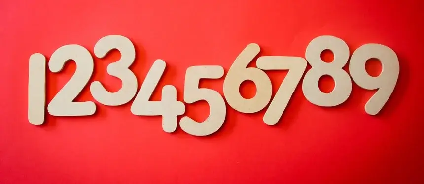 kleinstes gemeinsames Vielfaches - roter Hintergrund mit den Zahlen 1 bis 9