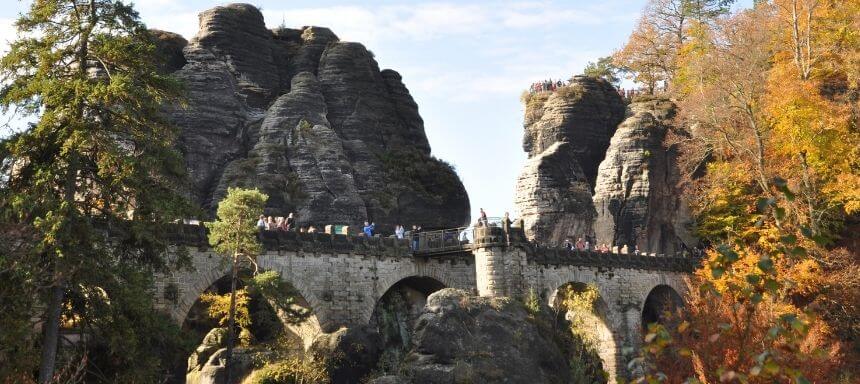 seitlicher Blick auf die Basteibrücke