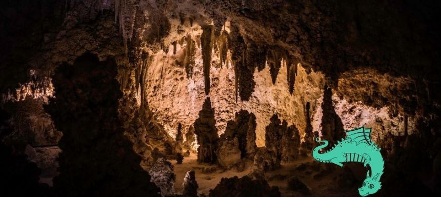 Bild einer Tropfsteinhöhle mit einem grünen Drachen