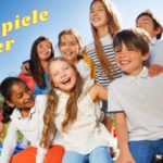 Gruppe an Kindern draußen auf Schals lachen, oben links steht Gruppenspiele Kinder