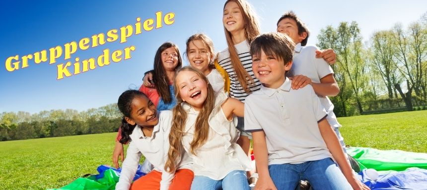 Gruppe an Kindern draußen auf Schals lachen, oben links steht Gruppenspiele Kinder