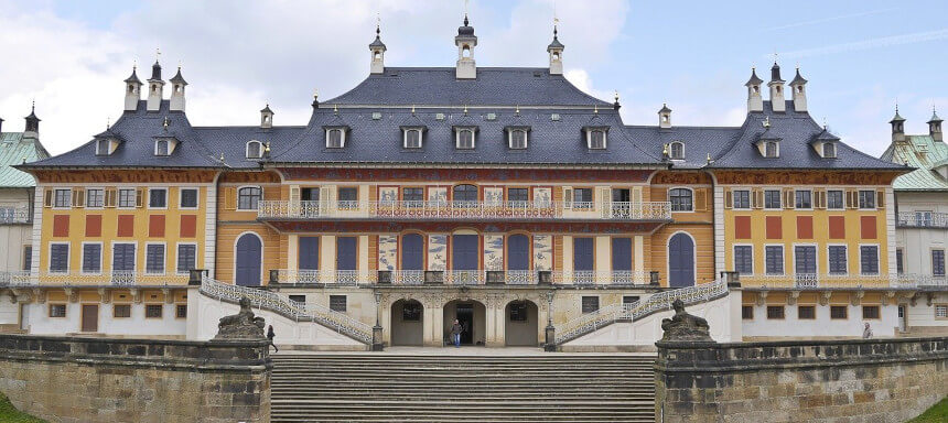 Blick frontal auf das Schloss Pillnitz