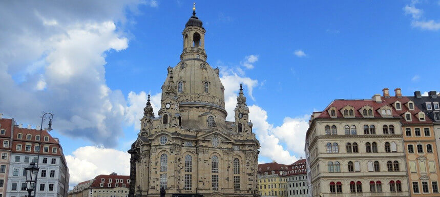 Blick frontal auf die Frauenkirche Dresden