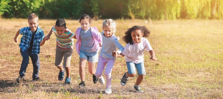 5 Kinder nebeneinander bilden eine Kette und rennen