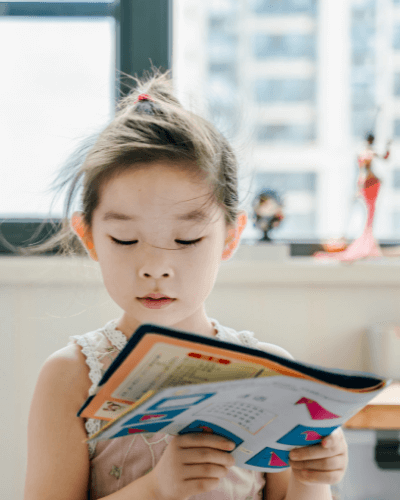 Lesen lernen Mädchen mit Buch