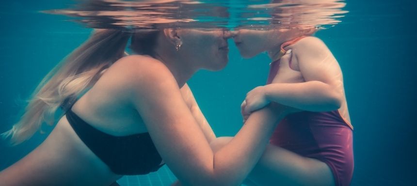 Mutter und Kind unter Wasser, Nasen aneinander gedrückt