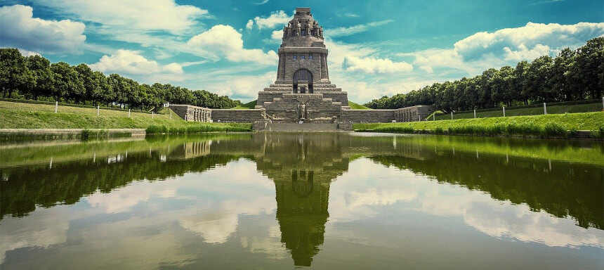 Blick auf das Völkerschlachtdenkmal Leipzig vor dem See der Tränen