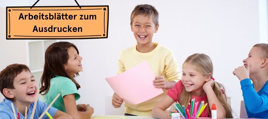 vier Kinder sind an einem Tisch, oben links steht Arbeitsblätter zum Ausdrucken