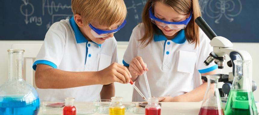 Kindr experimentieren im Labor