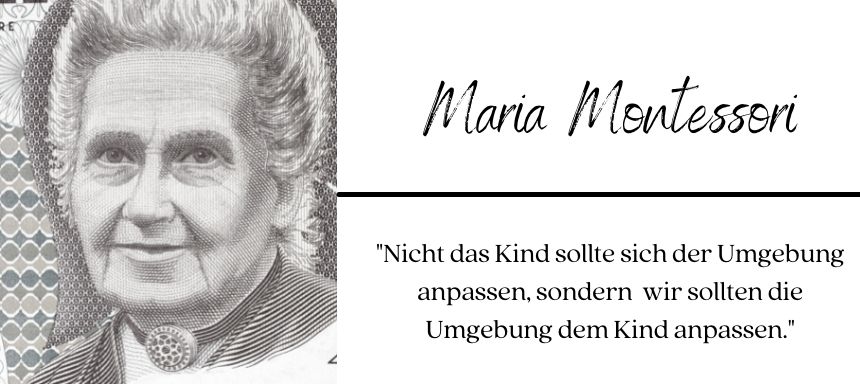 links ist ein Bild von Maria Montessori, rechts steht ihr Name und das Zitat: Nicht das Kind sollte sich der Umgebung anpassen, sonder die Umgebung dem Kind