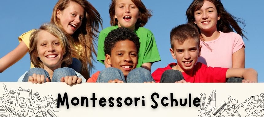 sechs Kinder mit Schild unten wo steht: Montessori Schule