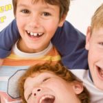 drei Jungs lachen, links oben steht Scherzfragen für Kinder