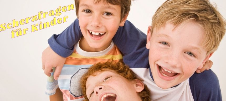 drei Jungs lachen, links oben steht Scherzfragen für Kinder