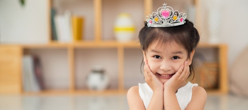 Ein Mädchen als Prinzessin verkleidet schaut in die Kamera