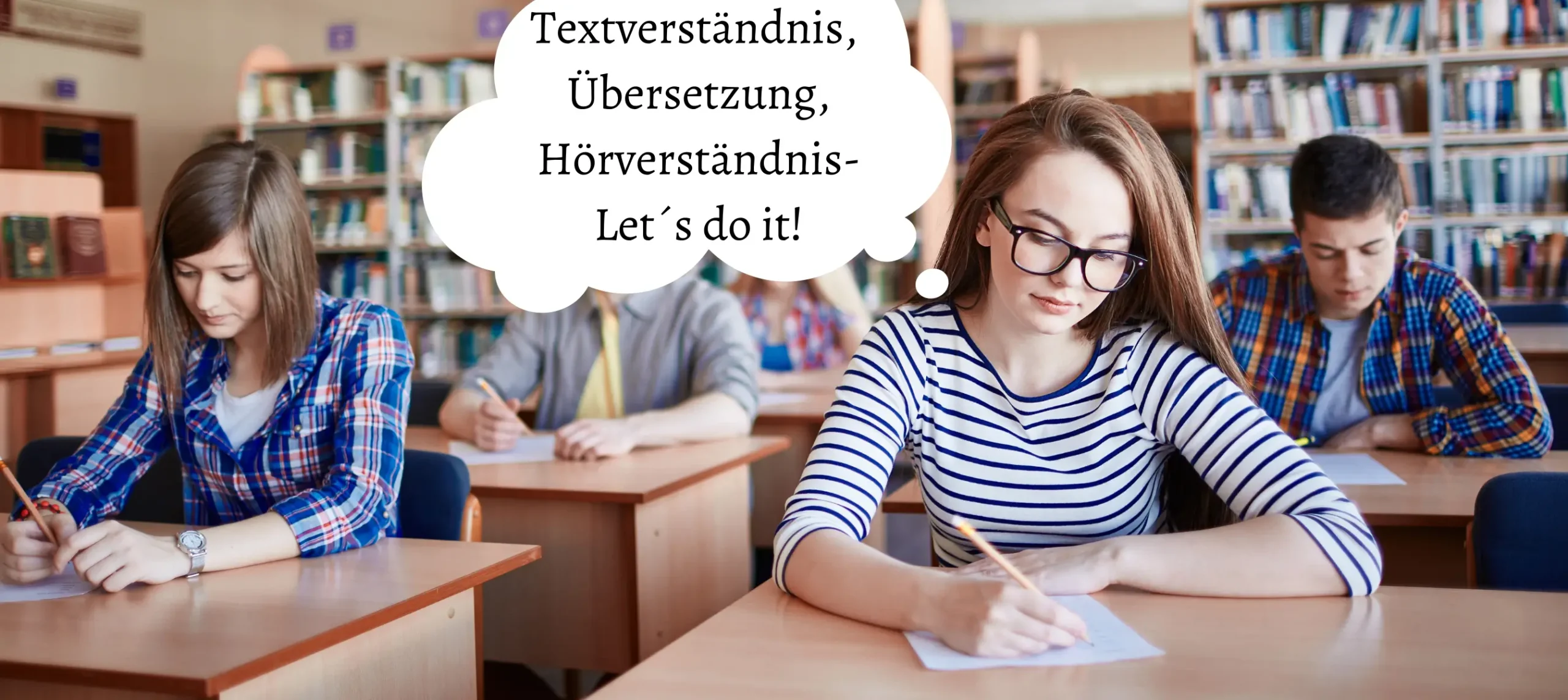 Schüler sitzen an Schultischen und bearbeiten Aufgaben im Abitur Englisch, wozu Textverständnis, Übersetzung und Hörverständnis gehören.