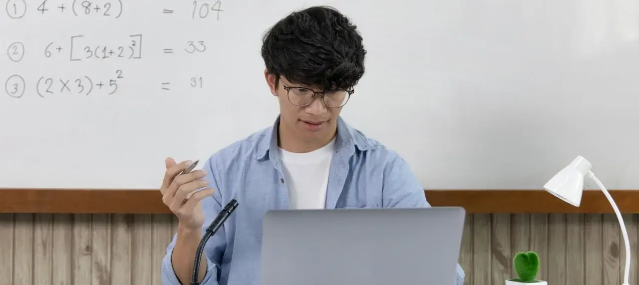 Fernunterricht Junge unterrichtet am Computer Mathe