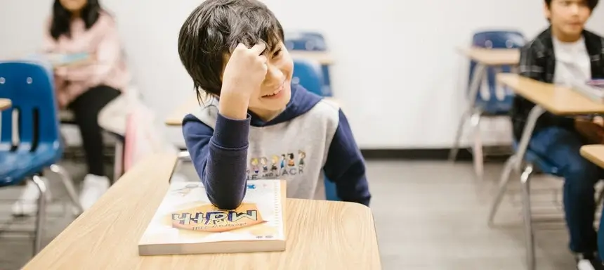 Junge lacht in der Schule