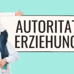 Eltern mit Kinder vor Schild autoritativer Erziehungsstil