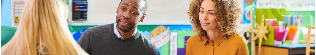 elternabend schule Eltern, die in einem Klassenraum sitzen