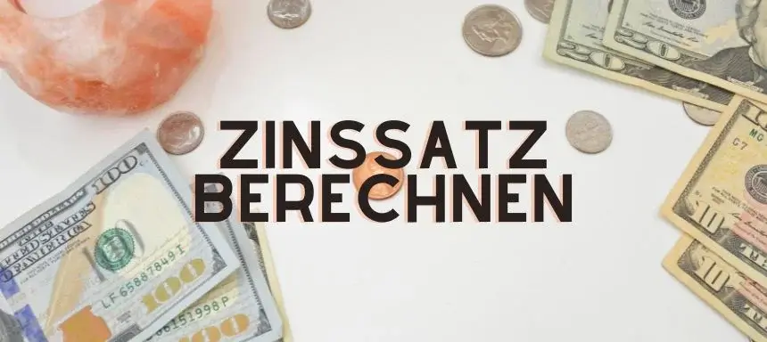 Man sieht Geld, das auf einem Tisch liegt.