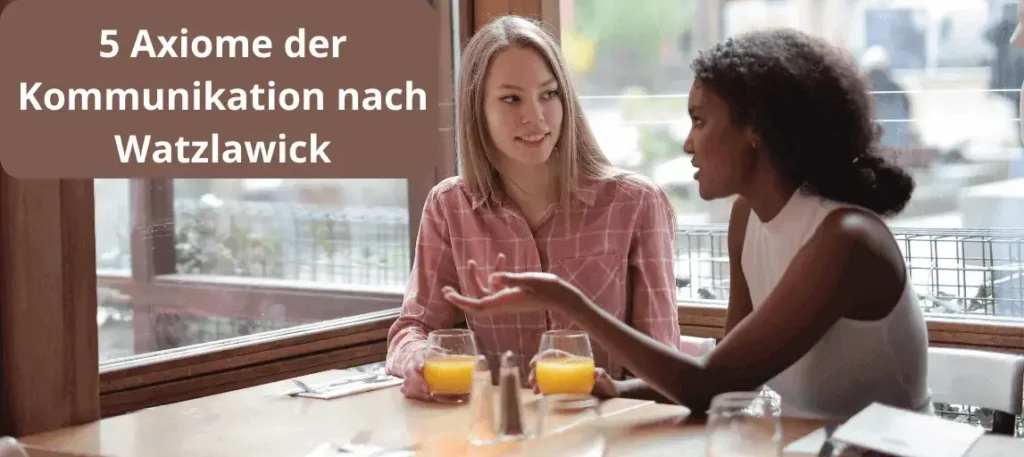 Die 5 Axiome der Kommunikation nach Watzlawick. Man sieht zwei Frauen, die sich in einem Café unterhalten.