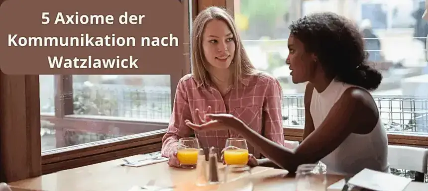 Die 5 Axiome der Kommunikation nach Watzlawick. Man sieht zwei Frauen, die sich in einem Café unterhalten.
