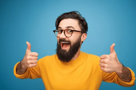 Daumen hoch! Mann der beide Daumen hochhebt