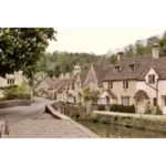 Man sieht ein kleines Dorf mit seinen Steinhäusern.